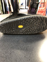 Load image into Gallery viewer, Manitobah Mukluk suede/fur boots 10