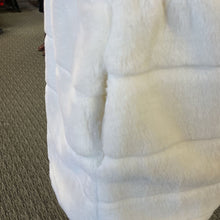 Load image into Gallery viewer, Unbranded faux fur vest M