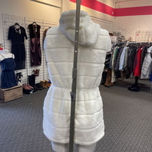 Load image into Gallery viewer, Unbranded faux fur vest M