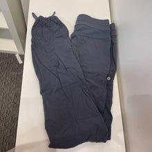 Load image into Gallery viewer, Lululemon On The Move pants 6