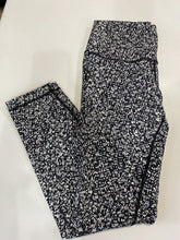 Load image into Gallery viewer, Lululemon Floral Cropped leggings 6