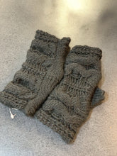 Load image into Gallery viewer, Calimar fingerless knit gloves