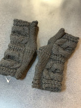 Load image into Gallery viewer, Calimar fingerless knit gloves
