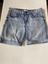 Load image into Gallery viewer, Banana Republic Boyfriend Roll Up shorts 28
