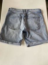 Load image into Gallery viewer, Banana Republic Boyfriend Roll Up shorts 28