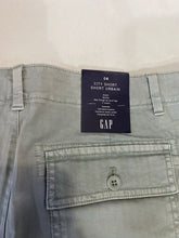 Load image into Gallery viewer, Gap shorts NWT 6