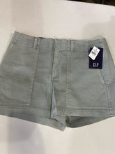 Load image into Gallery viewer, Gap shorts NWT 6