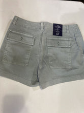 Load image into Gallery viewer, Gap shorts NWT 6