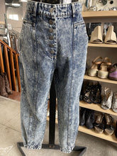 Load image into Gallery viewer, Moon River Acid Wash Jeans S