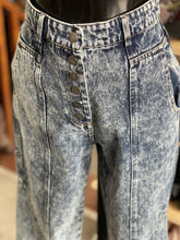 Load image into Gallery viewer, Moon River Acid Wash Jeans S