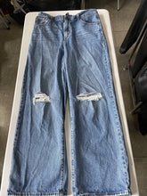 Load image into Gallery viewer, Levis High Waisted Straight Jeans 32