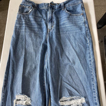 Load image into Gallery viewer, Levis High Waisted Straight Jeans 32