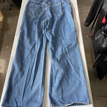 Load image into Gallery viewer, Levis High Waisted Straight Jeans 32
