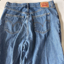 Load image into Gallery viewer, Levis High Waisted Straight Jeans 32