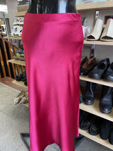 Load image into Gallery viewer, Zara Satiny Skirt S