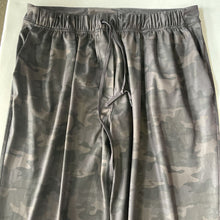 Load image into Gallery viewer, Lululemon Camo Pants 10
