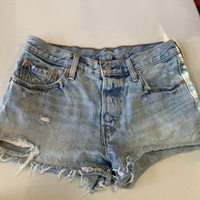Load image into Gallery viewer, Levis 501 shorts 28
