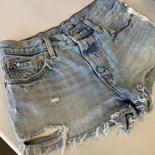 Load image into Gallery viewer, Levis 501 shorts 28