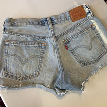 Load image into Gallery viewer, Levis 501 shorts 28