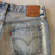 Load image into Gallery viewer, Levis 501 shorts 28