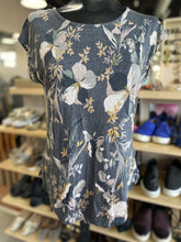 Load image into Gallery viewer, Rachel Zoe floral t-shirt M