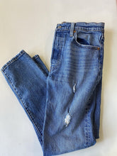 Load image into Gallery viewer, Levis 501 Jeans 28