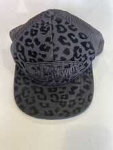 Load image into Gallery viewer, Vans off the wall hat