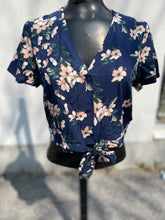 Load image into Gallery viewer, Vero Moda Floral Top NWT M
