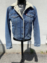 Load image into Gallery viewer, Levis sherpa denim jacket XS