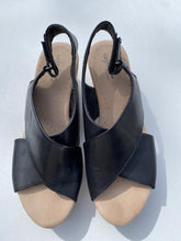 Load image into Gallery viewer, Clarks Sandals 9