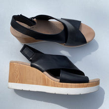 Load image into Gallery viewer, Clarks Sandals 9