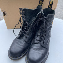 Load image into Gallery viewer, Dr. Martens Boots 9