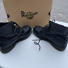 Load image into Gallery viewer, Dr. Martens Boots 9