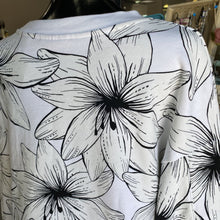 Load image into Gallery viewer, Levis floral crewneck L