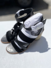 Load image into Gallery viewer, Frye & Co sandals 7.5