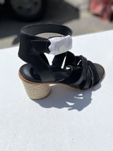 Load image into Gallery viewer, Frye & Co sandals 7.5