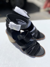 Load image into Gallery viewer, Frye & Co sandals 7.5