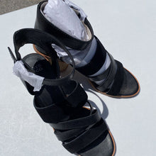 Load image into Gallery viewer, Frye & Co sandals 7.5