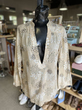 Load image into Gallery viewer, The North Face circle print top M