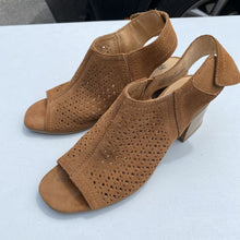 Load image into Gallery viewer, White Mountain suede sandals 8