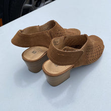Load image into Gallery viewer, White Mountain suede sandals 8
