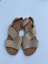 Load image into Gallery viewer, Franco Sarto suede sandals 9