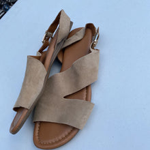 Load image into Gallery viewer, Franco Sarto suede sandals 9