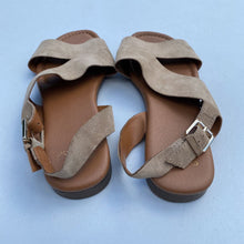 Load image into Gallery viewer, Franco Sarto suede sandals 9