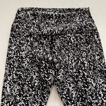 Load image into Gallery viewer, Lululemon crop leggings 8