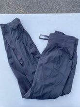 Load image into Gallery viewer, Lululemon pants 4
