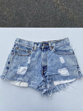 Load image into Gallery viewer, Levi's 550 Shorts 31