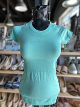 Load image into Gallery viewer, Lululemon stretchy top 4