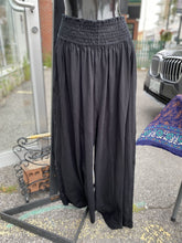 Load image into Gallery viewer, Kaliyana wide leg pants M