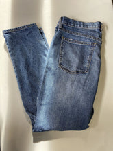 Load image into Gallery viewer, Gap Best Girlfriend jeans 29